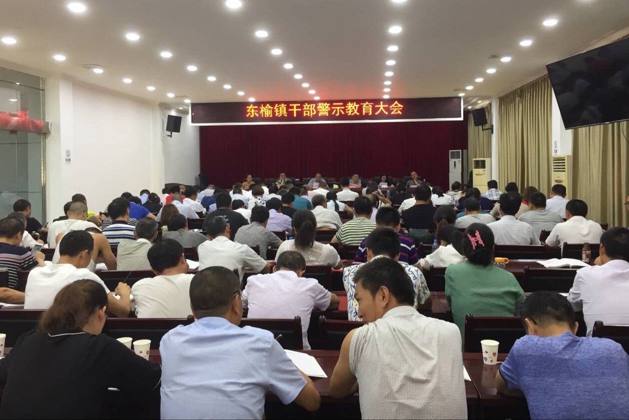 党委书记石忠强调,全体党员及工作人员在南江县脱贫"摘帽"分秒必争的