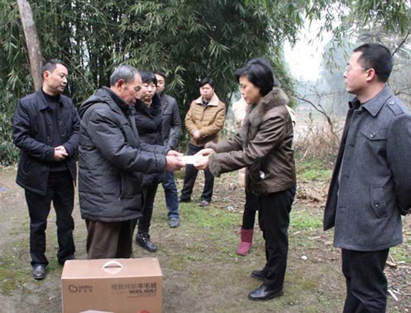 巴州区贫困人口_贫困山区的孩子图片(2)