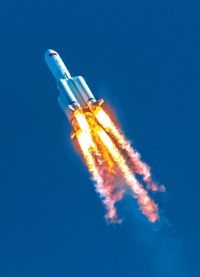 长征五号b运载火箭正在升空.